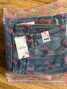 Judy Blue Mid-Rise Wide Crop Jeans in Classic Blue Wash